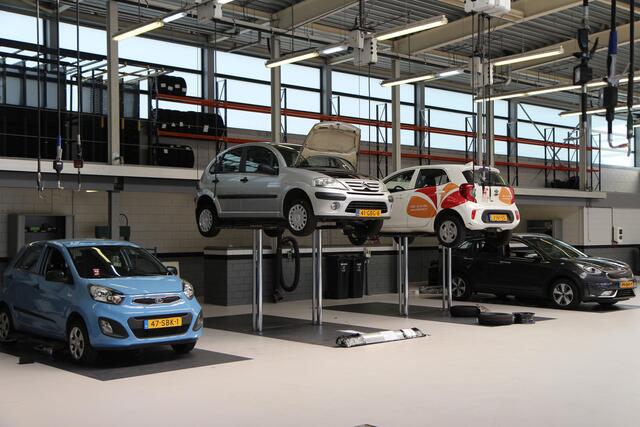 KIA EV3 GT-PlusLine 81.4 kWh - Rijdende Demo - Draadloze Apple CarPlay / Android Auto - Stoel en stuurwiel verwarming - Panoramadak - Harman Kardon Audio - Dodehoek assistent - Fabrieksgarantie tot 11-2031