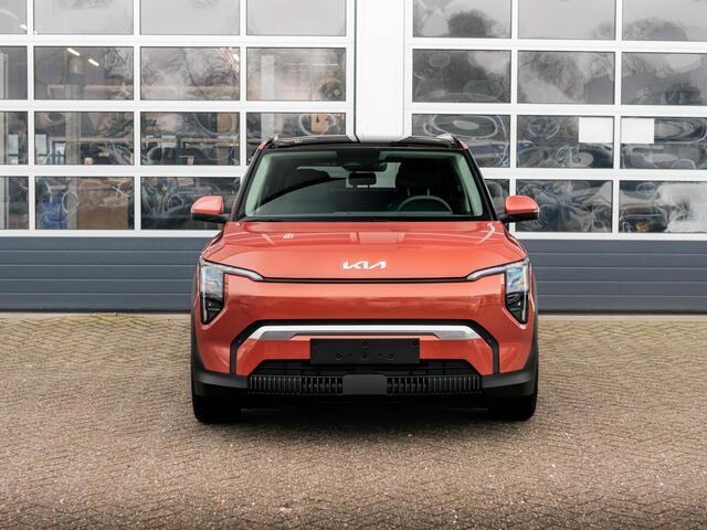 KIA EV3 Plus Advanced 81.4 kWh | 600km Rijbereik | Navi | 19" | Adapt. Cruise | Clima | Schuif/Kanteldak | Stoel&Stuurverw. | Priv Glass | BSM | Harman Kardon