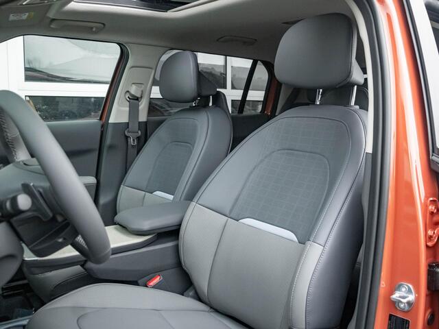 KIA EV3 Plus Advanced 81.4 kWh | 600km Rijbereik | Navi | 19" | Adapt. Cruise | Clima | Schuif/Kanteldak | Stoel&Stuurverw. | Priv Glass | BSM | Harman Kardon