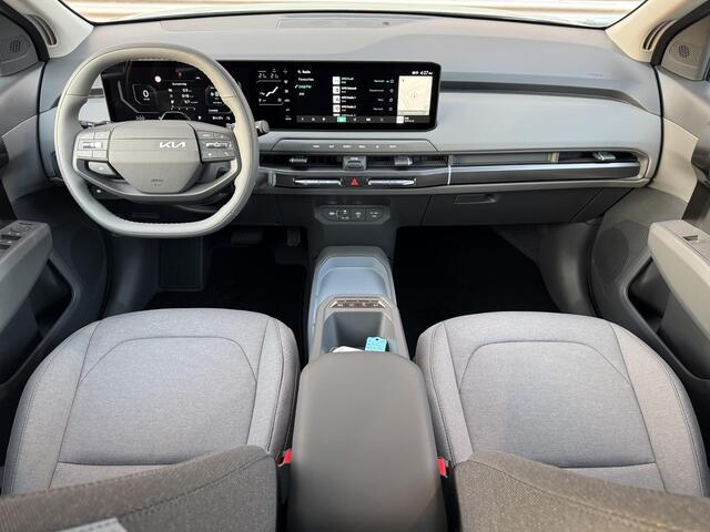 KIA EV3 Air 81.4 kWh | DIRECT RIJDEN VOORRAAD AUTO!!! | Tijdelijk Kia inruilpremie ¤ 3000,- Bij Aanschaf | Parkeersensoren Voor + Achter | Camera | Adaptive Cruise | Keyless | DAB+ | Apple Carplay/ Android Auto