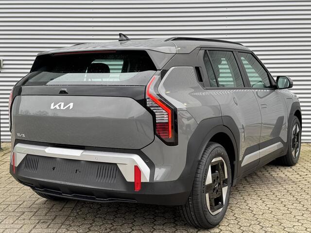KIA EV3 Air 81.4 kWh | Tijdelijk Kia inruilpremie ¤ 3000,- Bij Aanschaf | Parkeersensoren Voor + Achter | Camera | Adaptive Cruise | Keyless | DAB+ | Apple Carplay/ Android Auto