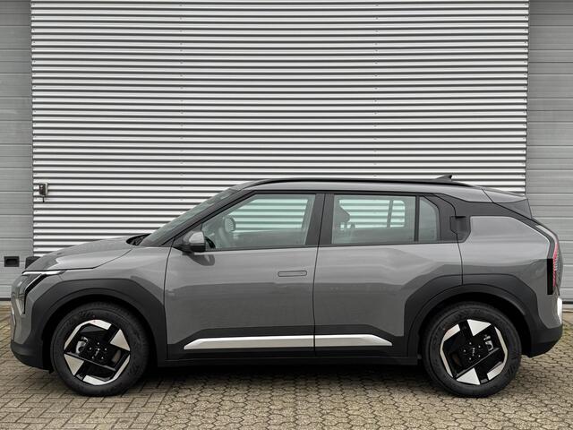 KIA EV3 Air 81.4 kWh | Tijdelijk Kia inruilpremie ¤ 3000,- Bij Aanschaf | Parkeersensoren Voor + Achter | Camera | Adaptive Cruise | Keyless | DAB+ | Apple Carplay/ Android Auto