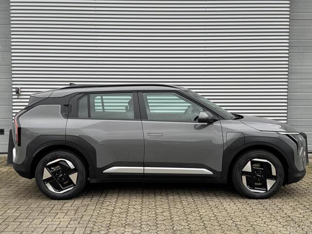 KIA EV3 Air 81.4 kWh | Tijdelijk Kia inruilpremie ¤ 3000,- Bij Aanschaf | Parkeersensoren Voor + Achter | Camera | Adaptive Cruise | Keyless | DAB+ | Apple Carplay/ Android Auto