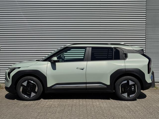 KIA EV3 Plus 58.3 kWh | Tijdelijk Kia inruilpremie ¤ 3000,- Bij Aanschaf | Parkeersensoren Voor + Achter | Camera | Adaptive Cruise | Keyless | DAB+ | Apple Carplay/ Android Auto