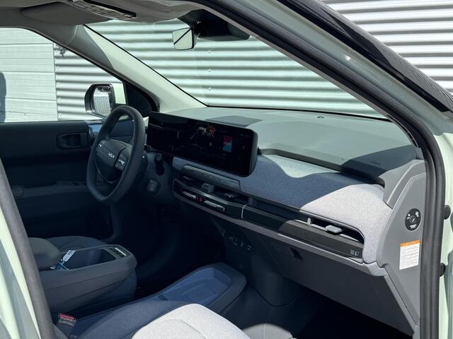 KIA EV3 Plus 58.3 kWh | Tijdelijk Kia inruilpremie ¤ 3000,- Bij Aanschaf | Parkeersensoren Voor + Achter | Camera | Adaptive Cruise | Keyless | DAB+ | Apple Carplay/ Android Auto