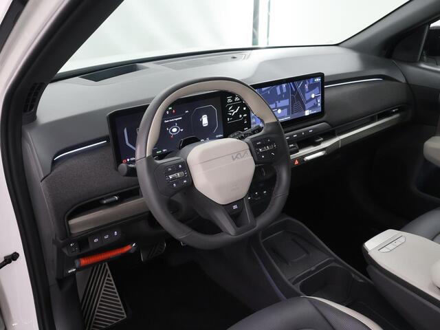 KIA EV3 GT-PlusLine 81.4 kWh | SOH 99% | Trekhaak | Panoramadak | Parkeercamera 360° | Head-Up | Stoel/Stuurverwarming |