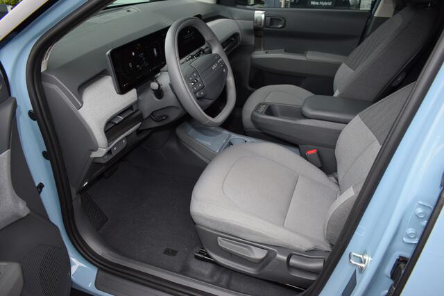 KIA EV3 PLUS 58.3 kWh | Adaptieve Cruise Control | Navigatie | Camera | Stoel+StuurVerwarming | Trekhaak | Tot 10Jr. Kia-Garantie