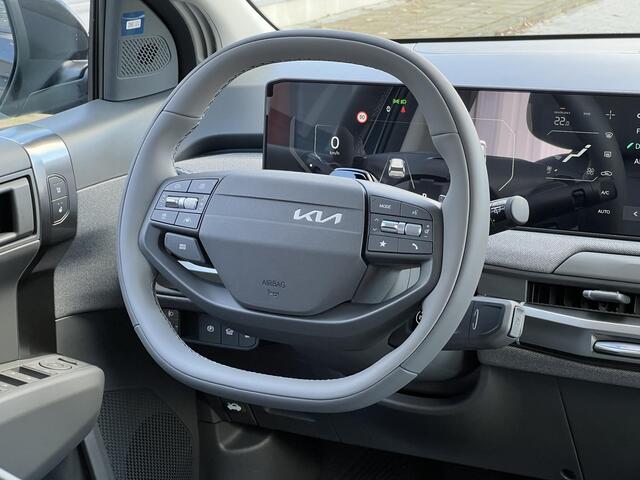 KIA EV3 Plus 81.4 kWh | Warmtepomp | 204 PK | Stoelverwarming | Stuurverwarming | BLIS | 19 inch Licht metaal