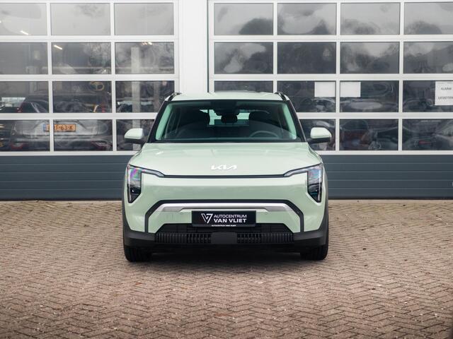 KIA EV3 Air 58.3 kWh | Uit voorraad leverbaar | 17% Bijtelling | Navi | 17" | Adapt. Cruise | Clima | PDC | Dakrails |