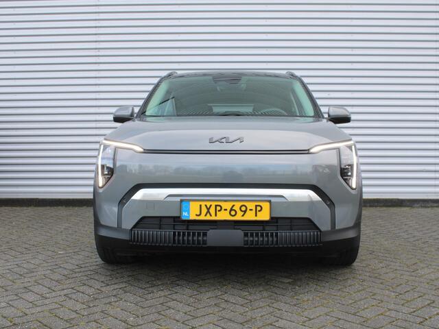 KIA EV3 Plus Advanced 81.4 kWh | Stuur/stoelverwarming | Schuifdak | Camera | Elek. stoelverstelling | 19" LM | Dodehoek detectie | Clima | LED |