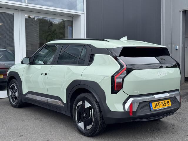 KIA EV3 Plus 81.4 kWh Dodehoeksensor | Stoel/stuurverwarming | Parkeersensor voor en achter | Achteruitrijcamera | Navigatie | Cruise control Adaptive | Draadloze oplader telefoon