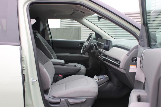 KIA EV3 Plus 81.4 kWh STOEL- & EN STUURVERWARMING, NAVIGATIE, EXTRA GETINT GLAS