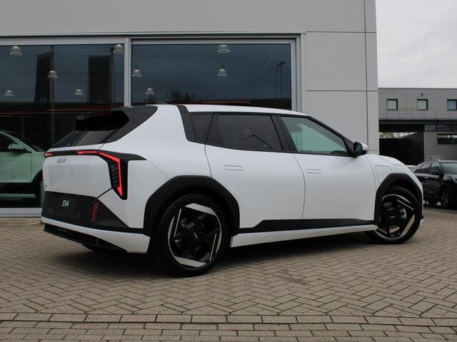 KIA EV4 Plus Advanced 58.3 kWh | DIRECT LEVERBAAR | Schuifkanteldak | Navigatie | Stoel en stuurverwarming | H&K | Elektrische achterklep