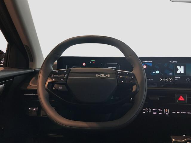 KIA EV6 Light Edition 63 kWh | NIEUWE AUTO | Snel leverbaar! | Navigatie | Applecarplay / Android Auto | Stuurverwarming | Stoelverwarming | Achteruitrijcamera