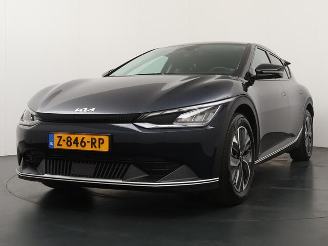 KIA EV6 Light 58 kWh - Navigatie - Cruise Control - Apple CarPlay / Android Auto - Achteruitrijcamera - Parkeerhulp achter - Privacy Glass achter - Fabrieksgarantie tot 06-2031