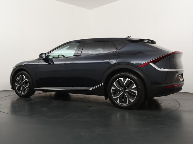 KIA EV6 Light 58 kWh - Navigatie - Cruise Control - Apple CarPlay / Android Auto - Achteruitrijcamera - Parkeerhulp achter - Privacy Glass achter - Fabrieksgarantie tot 06-2031