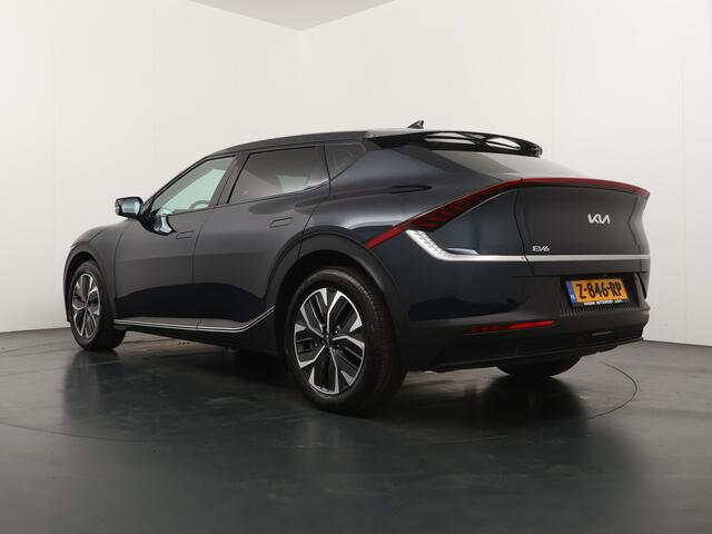 KIA EV6 Light 58 kWh - Navigatie - Cruise Control - Apple CarPlay / Android Auto - Achteruitrijcamera - Parkeerhulp achter - Privacy Glass achter - Fabrieksgarantie tot 06-2031
