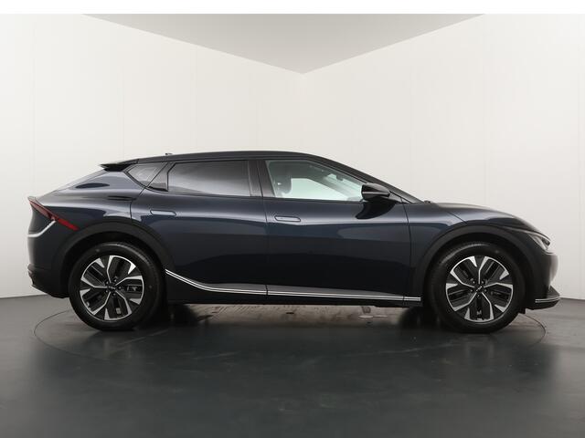 KIA EV6 Light 58 kWh - Navigatie - Cruise Control - Apple CarPlay / Android Auto - Achteruitrijcamera - Parkeerhulp achter - Privacy Glass achter - Fabrieksgarantie tot 06-2031