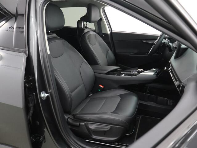 KIA EV6 Light Edition 63 kWh | Trekhaak| Stoel / stuurverwarming | Adaptive cruise controle | Parkeercamera / sensoren voor en achter |