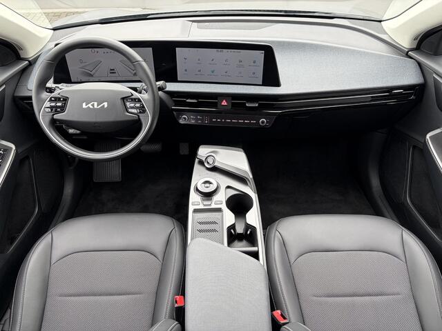 KIA EV6 Edition 77.4 kWh / Fabrieksgarantie tot 16-04-2032 / Android Auto & Apple Carplay / Navigatie / Cruise Control Adaptief / Climate Control / DAB / Draadloze Telefoonlader / Camera / Parkeerassistent / 19" Lichtmetalen Wielen / Keyless entry & start /