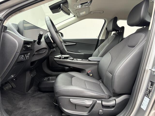 KIA EV6 Edition 77.4 kWh / Fabrieksgarantie tot 16-04-2032 / Android Auto & Apple Carplay / Navigatie / Cruise Control Adaptief / Climate Control / DAB / Draadloze Telefoonlader / Camera / Parkeerassistent / 19" Lichtmetalen Wielen / Keyless entry & start /