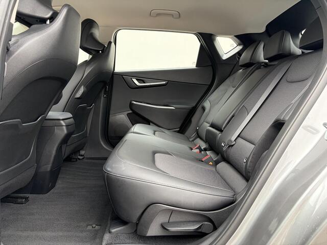 KIA EV6 Edition 77.4 kWh / Fabrieksgarantie tot 16-04-2032 / Android Auto & Apple Carplay / Navigatie / Cruise Control Adaptief / Climate Control / DAB / Draadloze Telefoonlader / Camera / Parkeerassistent / 19" Lichtmetalen Wielen / Keyless entry & start /