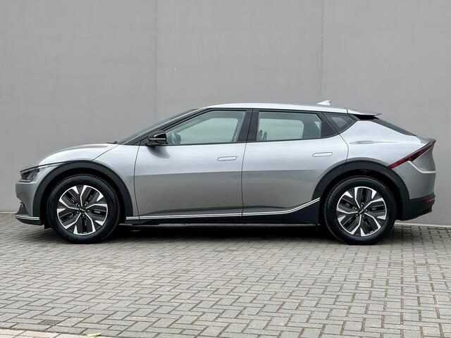 KIA EV6 Edition 77.4 kWh / Fabrieksgarantie tot 16-04-2032 / Android Auto & Apple Carplay / Navigatie / Cruise Control Adaptief / Climate Control / DAB / Draadloze Telefoonlader / Camera / Parkeerassistent / 19" Lichtmetalen Wielen / Keyless entry & start /
