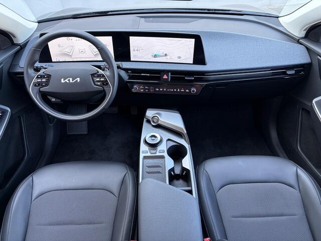 KIA EV6 Edition 77.4 kWh / SOH 100% / Fabrieksgarantie tot 18-06-2032 / 1.600 kg trekgewicht / Android Auto & Apple Carplay / Navigatie / Cruise Control Adaptief / Climate Control / DAB / Draadloze Telefoonlader / Camera / Parkeerassistent / 19" Lichtmetalen Wielen / Keyless entry & start /