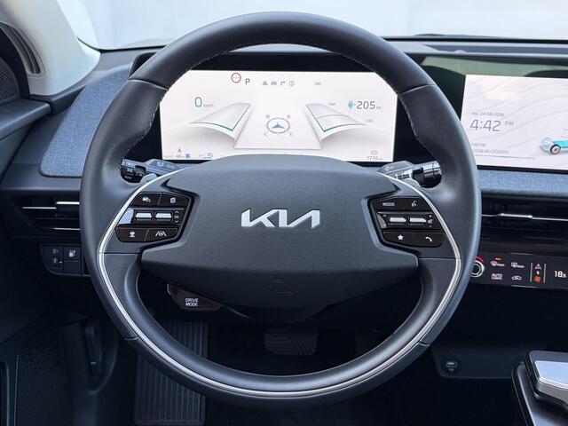 KIA EV6 Edition 77.4 kWh / SOH 100% / Fabrieksgarantie tot 18-06-2032 / 1.600 kg trekgewicht / Android Auto & Apple Carplay / Navigatie / Cruise Control Adaptief / Climate Control / DAB / Draadloze Telefoonlader / Camera / Parkeerassistent / 19" Lichtmetalen Wielen / Keyless entry & start /