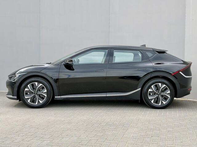 KIA EV6 Edition 77.4 kWh / SOH 100% / Fabrieksgarantie tot 07-2031 / 1.600 kg trekgewicht / Android Auto & Apple Carplay / Navigatie / Cruise Control Adaptief / Climate Control / DAB / Draadloze Telefoonlader / Camera / Parkeerassistent / 19" Lichtmetalen Wielen / Keyless entry & start /