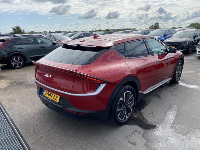KIA EV6 Air 58 kWh Navigatie, dodehoekdetectie, stoel- & stuurverwarming, Apple CarPlay/Android Auto, parkeersensoren rondom