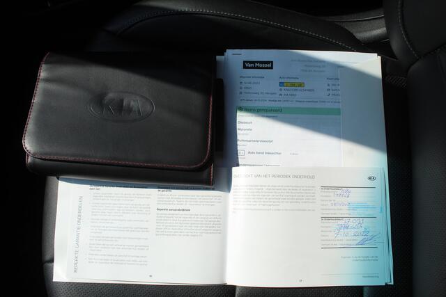 KIA Niro 1.6 GDi Hybrid ExecutiveLine AUTOMAAT/Schuifkantel dak/Navigatie/Elektrisch verstelbare stoelen met memory/Stoelkoeling/Stoelverwarming/Adaptive cruise control/Parkeersensoren rondom/Achteruitrijcamera/Stuurverwarming/Climate control/Dodehoek detectie/Ap