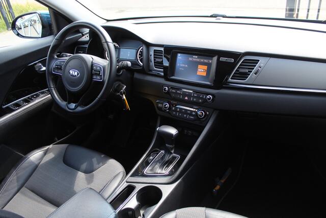 KIA Niro 1.6 GDi Hybrid First Edition AUTOMAAT/Navigatie/Climate control/Achteruitrijcamera/Parkeersensoren/Cruise control/Trekhaak/Lane assist/Apple carplay/Multifunctioneel stuurwiel/Spraakbediening.
