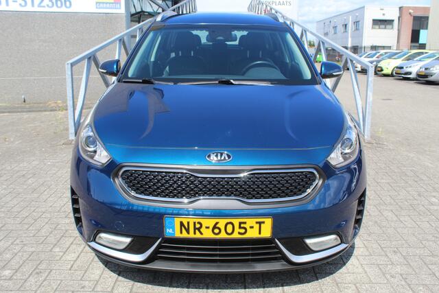 KIA Niro 1.6 GDi Hybrid First Edition AUTOMAAT/Navigatie/Climate control/Achteruitrijcamera/Parkeersensoren/Cruise control/Trekhaak/Lane assist/Apple carplay/Multifunctioneel stuurwiel/Spraakbediening.