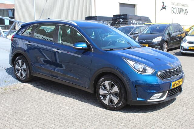 KIA Niro 1.6 GDi Hybrid First Edition AUTOMAAT/Navigatie/Climate control/Achteruitrijcamera/Parkeersensoren/Cruise control/Trekhaak/Lane assist/Apple carplay/Multifunctioneel stuurwiel/Spraakbediening.