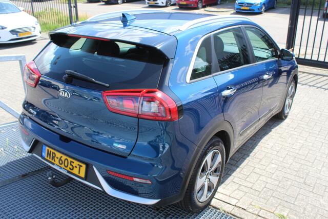 KIA Niro 1.6 GDi Hybrid First Edition AUTOMAAT/Navigatie/Climate control/Achteruitrijcamera/Parkeersensoren/Cruise control/Trekhaak/Lane assist/Apple carplay/Multifunctioneel stuurwiel/Spraakbediening.