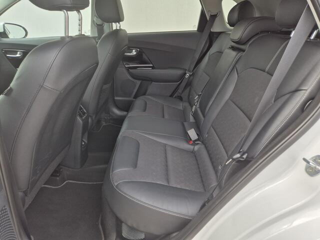 KIA Niro 1.6 GDi Hybrid DynamicPlusLine Automaat / Allseason banden / Apple Carplay Android Auto / Stuur- en Stoelverwarming / Adaptief CC / Trekgewicht 1300 kg / Achteruitrijcamera / Climate control /