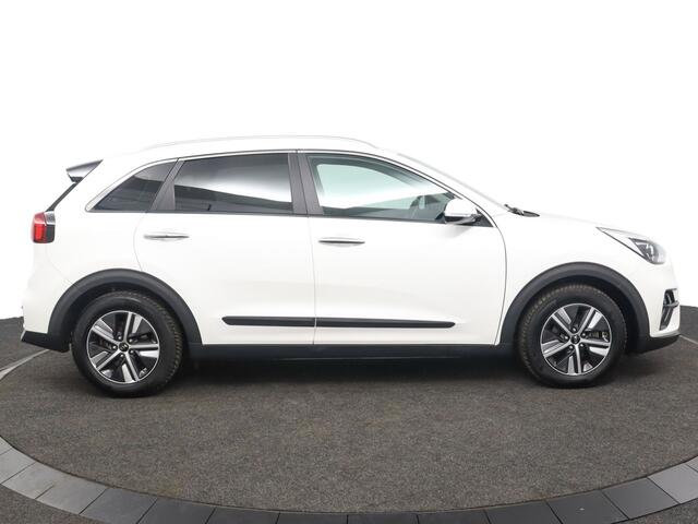KIA Niro 1.6 GDi Hybrid Dynamicline Edition - Glazen Schuif-/kanteldak - Navigatie - Apple Carplay/Android Auto - Climate Control - Trekhaak - Privacy Glas Achter - Led Verlichting - Parkeersensoren voor en achter - Dealer Onderhouden - Fabrieksgarantie tot 2028