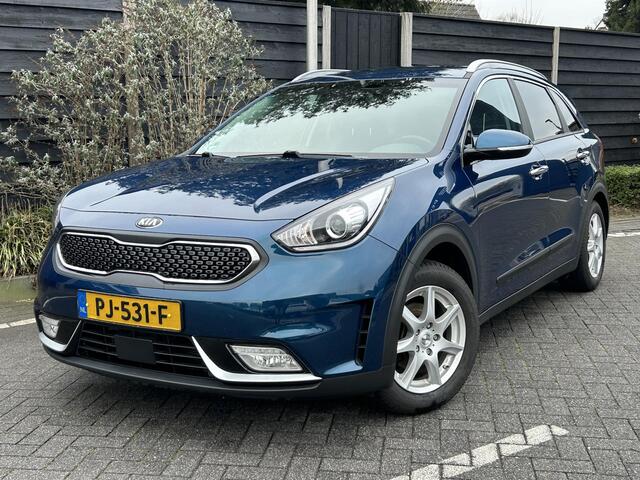 KIA Niro ExecutiveLine 1.6 GDi Hybrid 140PK Automaat Navigatie, Achteruitrijcamera, Stoelverwarming en Ventilatie, Stuurwielverwarming, Parkeersensoren, Trekhaak, Zomer en winterbandenset op lichtmetalen velgen.