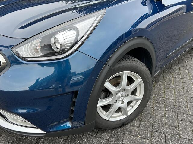 KIA Niro ExecutiveLine 1.6 GDi Hybrid 140PK Automaat Navigatie, Achteruitrijcamera, Stoelverwarming en Ventilatie, Stuurwielverwarming, Parkeersensoren, Trekhaak, Zomer en winterbandenset op lichtmetalen velgen.