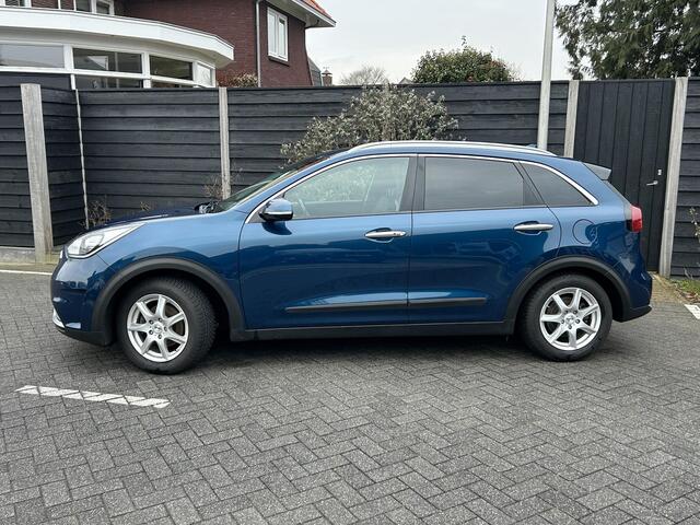 KIA Niro ExecutiveLine 1.6 GDi Hybrid 140PK Automaat Navigatie, Achteruitrijcamera, Stoelverwarming en Ventilatie, Stuurwielverwarming, Parkeersensoren, Trekhaak, Zomer en winterbandenset op lichtmetalen velgen.