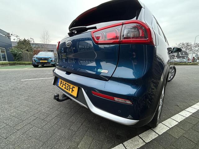 KIA Niro ExecutiveLine 1.6 GDi Hybrid 140PK Automaat Navigatie, Achteruitrijcamera, Stoelverwarming en Ventilatie, Stuurwielverwarming, Parkeersensoren, Trekhaak, Zomer en winterbandenset op lichtmetalen velgen.