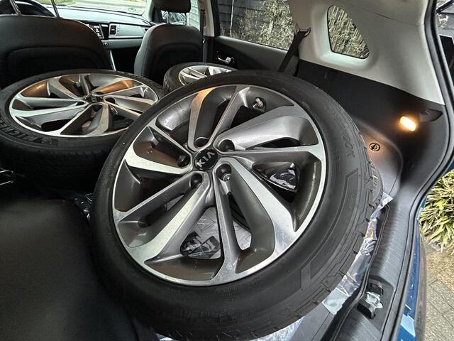 KIA Niro ExecutiveLine 1.6 GDi Hybrid 140PK Automaat Navigatie, Achteruitrijcamera, Stoelverwarming en Ventilatie, Stuurwielverwarming, Parkeersensoren, Trekhaak, Zomer en winterbandenset op lichtmetalen velgen.