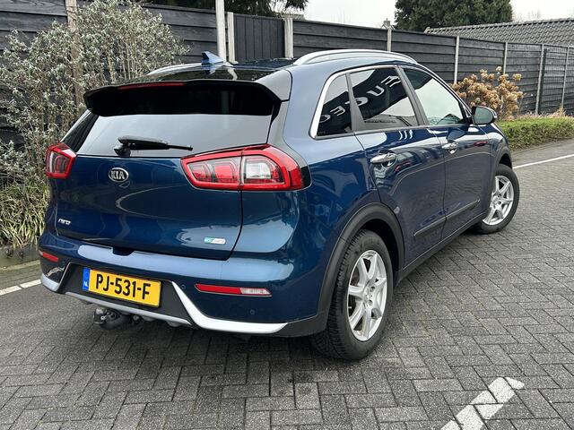 KIA Niro ExecutiveLine 1.6 GDi Hybrid 140PK Automaat Navigatie, Achteruitrijcamera, Stoelverwarming en Ventilatie, Stuurwielverwarming, Parkeersensoren, Trekhaak, Zomer en winterbandenset op lichtmetalen velgen.
