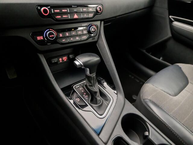 KIA Niro 1.6 GDi Hybrid ExecutiveLine 142Pk Automaat (APPLE CARPLAY, NAVIGATIE, CAMERA, LEDER, TREKHAAK, SPORTSTOELEN, XENON, ADAPTIVE CRUISE, KEYLESS, NIEUWSTAAT)