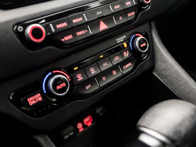 KIA Niro 1.6 GDi Hybrid Sport 142Pk Automaat (SCHUIFDAK, APPLE CARPLAY, NAVIGATIE, CAMERA, STUUR/STOELVERWARMING, SPORTSTOELEN, GETINT GLAS, XENON, NIEUWE APK, NIEUWSTAAT)