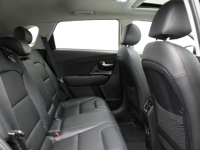 KIA Niro 1.6 GDi ExecutiveLine Plug In Hybrid 141pk Dealer O.H. PHEV | Trekhaak Af Fabriek | Schuifdak | Adaptive Cruise | JBL Sound | Lederen Sportstoelen Memory & Ventilatie | Camera | Stoelen & Stuur Verwarmd | Keyless | Apple Carplay | Blis | DAB |