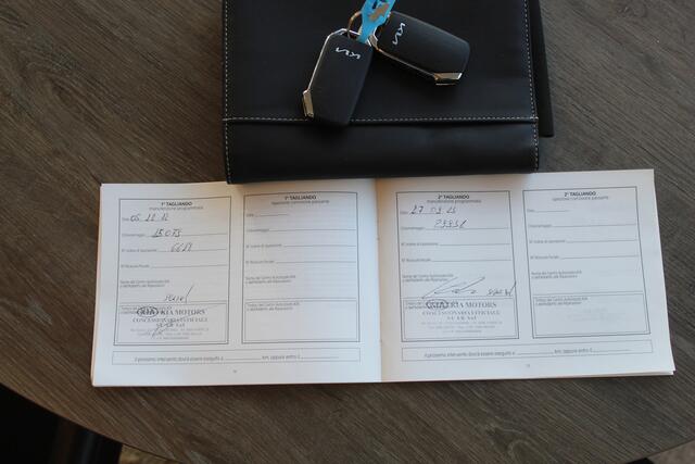 KIA Niro 1.6 GDi Hybrid ExecutiveLine Verwarmbare & geventileerde voorstoelen/Verwarmbaar stuurwiel/Achteruitrijcamera/JBL audio/Apple carplay/Elektrisch verstelbare voorstoelen/Lane assist/Dodehoek assistent/parkeersensoren rondom/Lichtmetaal 18'