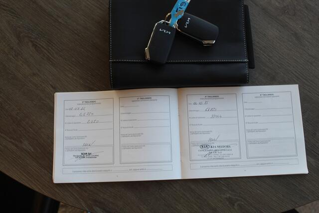 KIA Niro 1.6 GDi Hybrid ExecutiveLine Verwarmbare & geventileerde voorstoelen/Verwarmbaar stuurwiel/Achteruitrijcamera/JBL audio/Apple carplay/Elektrisch verstelbare voorstoelen/Lane assist/Dodehoek assistent/parkeersensoren rondom/Lichtmetaal 18'