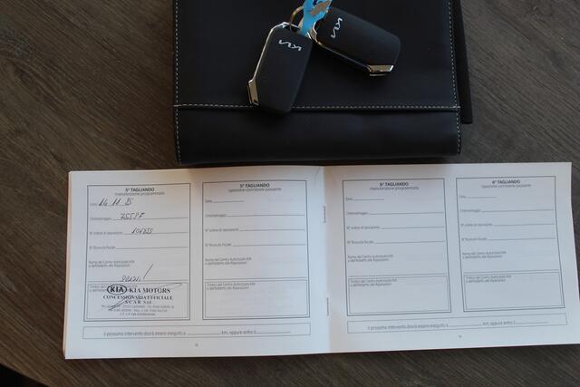 KIA Niro 1.6 GDi Hybrid ExecutiveLine Verwarmbare & geventileerde voorstoelen/Verwarmbaar stuurwiel/Achteruitrijcamera/JBL audio/Apple carplay/Elektrisch verstelbare voorstoelen/Lane assist/Dodehoek assistent/parkeersensoren rondom/Lichtmetaal 18'